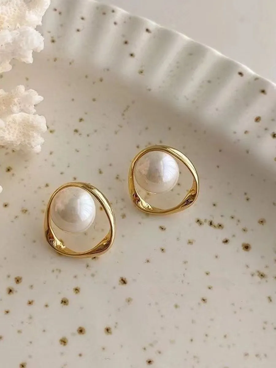 Fashionable Simple and Luxurious Pearl Earrings