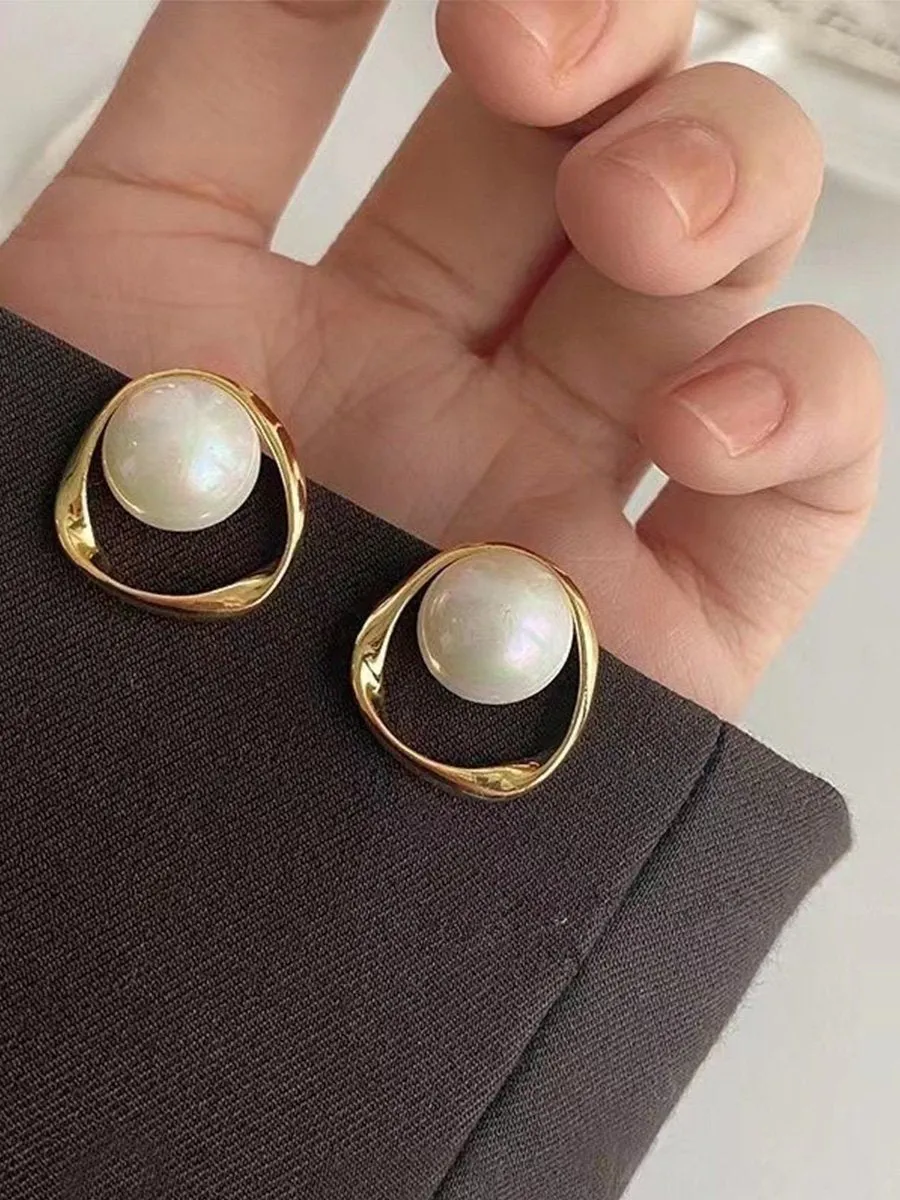 Fashionable Simple and Luxurious Pearl Earrings