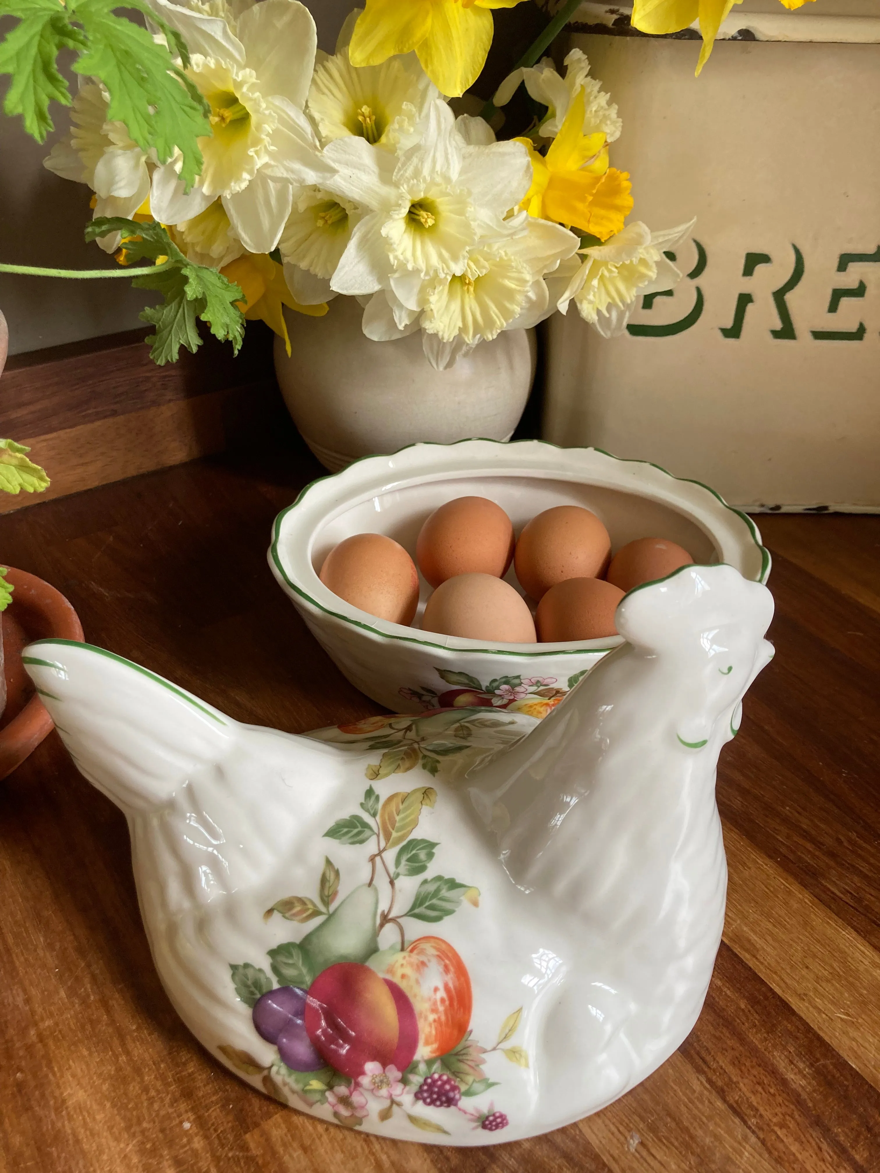 Regal Collection china chicken egg tidy