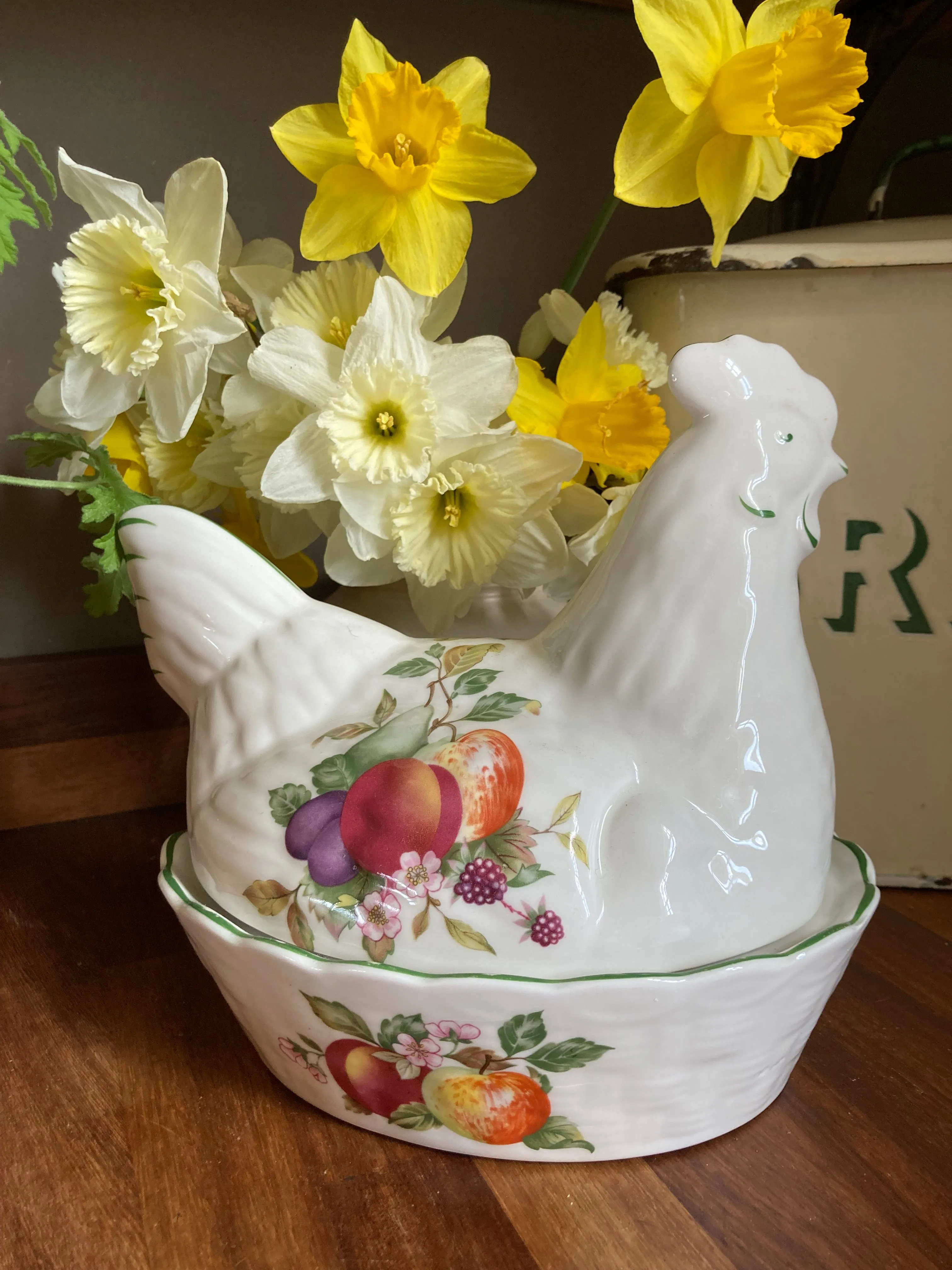 Regal Collection china chicken egg tidy