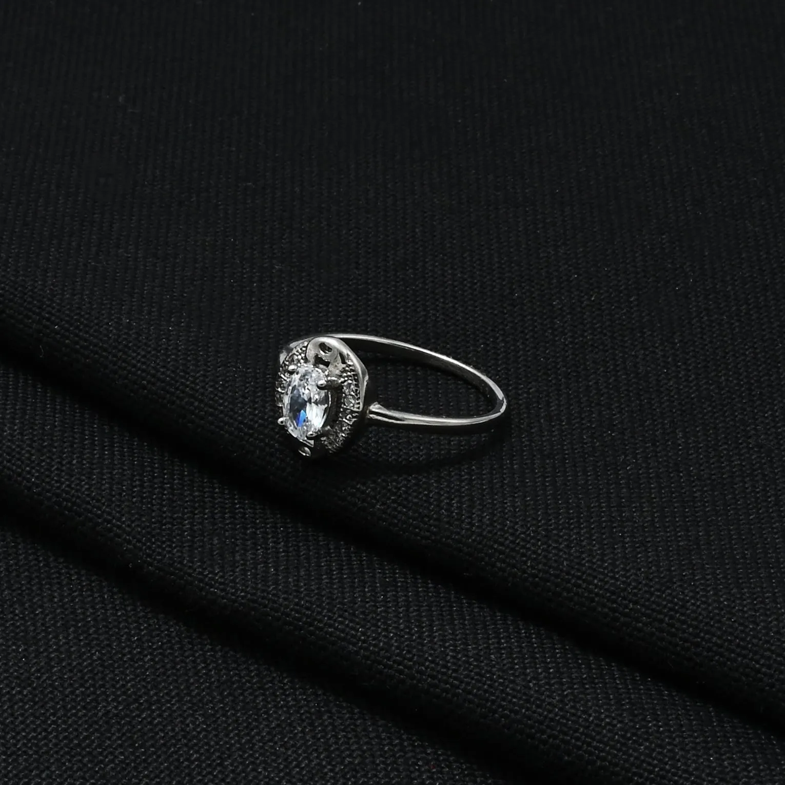 Silver Luxurious Modern Shiny Stone Ring