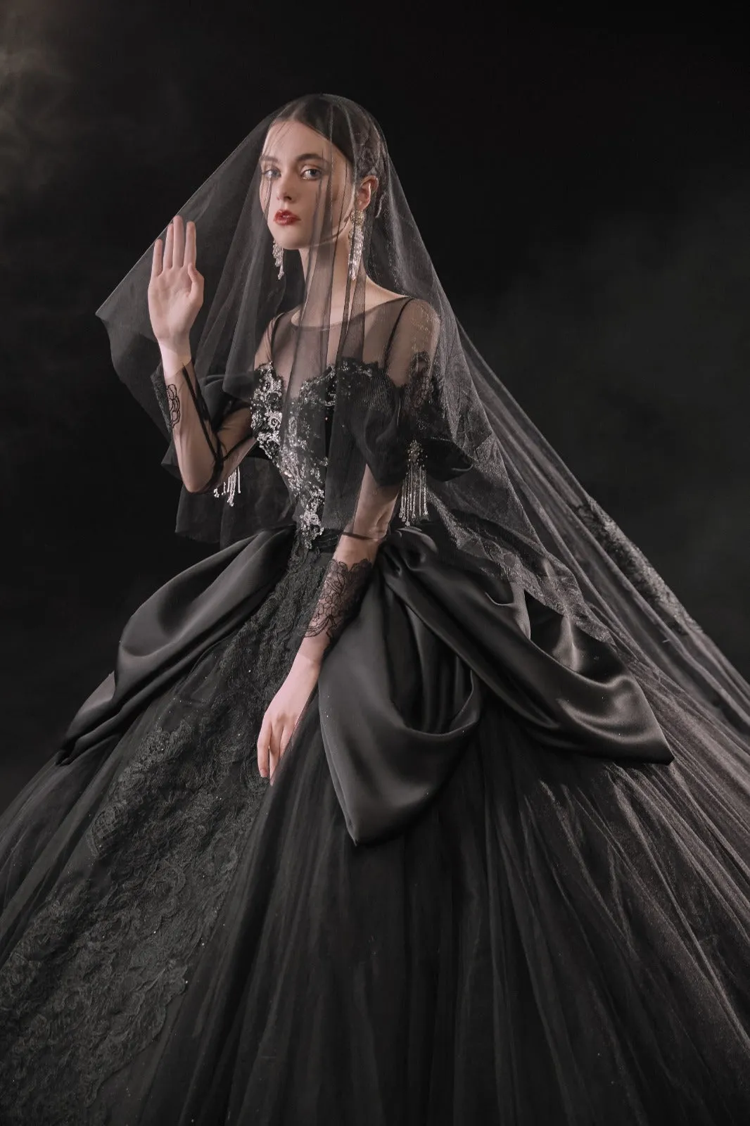 Trend4us Luxurious Black Evening Bridal Wedding Gown